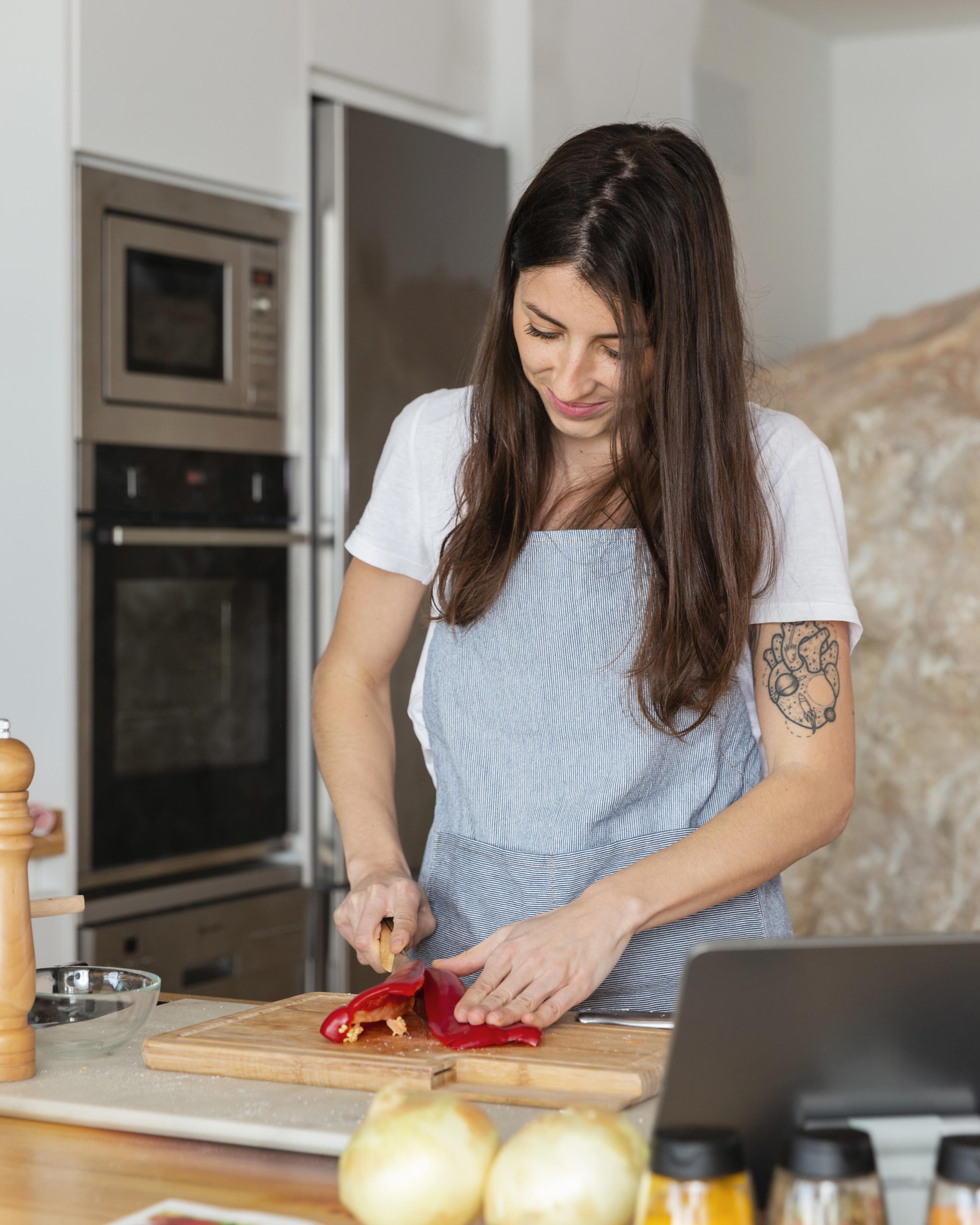 woman-cutting-bell-pepper
