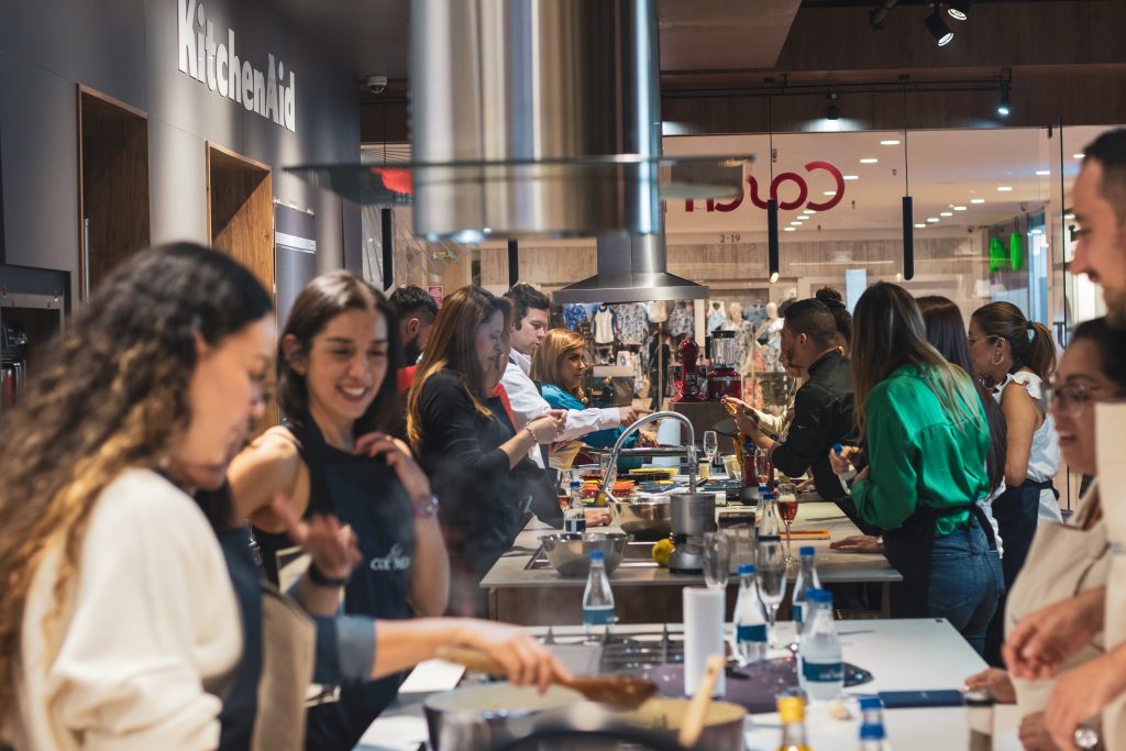 Cocinar juntos: 5 beneficios de unir a tu equipo fuera de la oficina